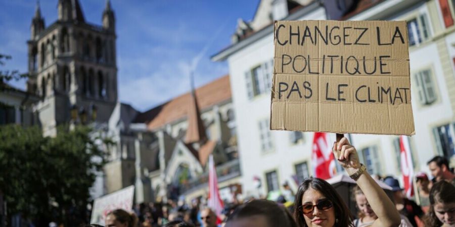 Am Samstag haben in Lausanne rund 12'000 Menschen gegen die Untätigkeit angesichts der Klimaerwärmung demonstriert. Am Sonntag gingen nun auch in Freiburg Hunderte auf die Strasse. (A...