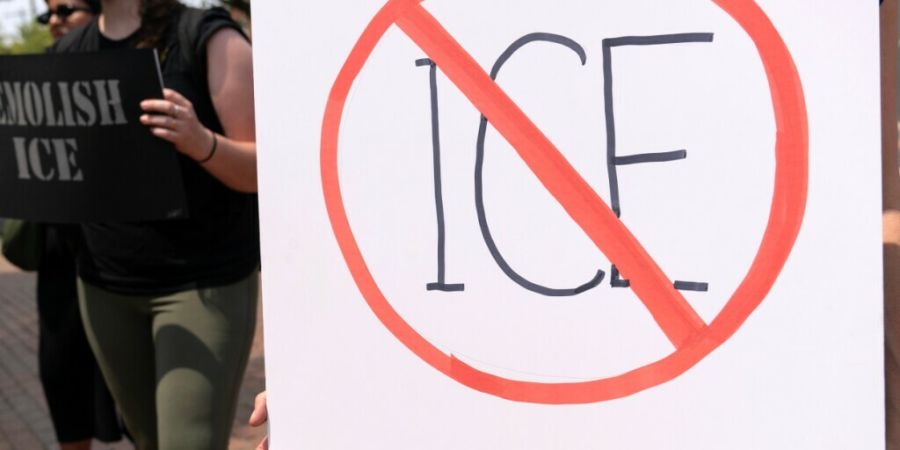 ARCHIV - Ein Protest gegen die US-Einwanderungs- und Zollbehörde (ICE) in Washington. Foto: Jose Luis Magana/AP/dpa/Archivbild