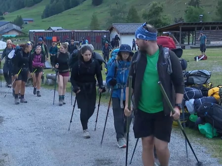 Die Bekanntheit hat zum Übertourismus geführt. Für Gemeinden entlang der Tour wurde dies untragbar.