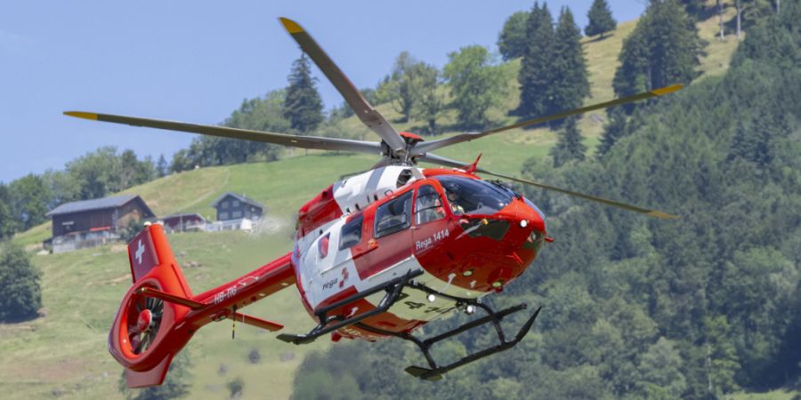 Die Rega flog am Dienstagabend ein knapp zweijähriges Mädchen in kritischem Zustand von Gontenbad AI ins Spital. (Symbolbild)
