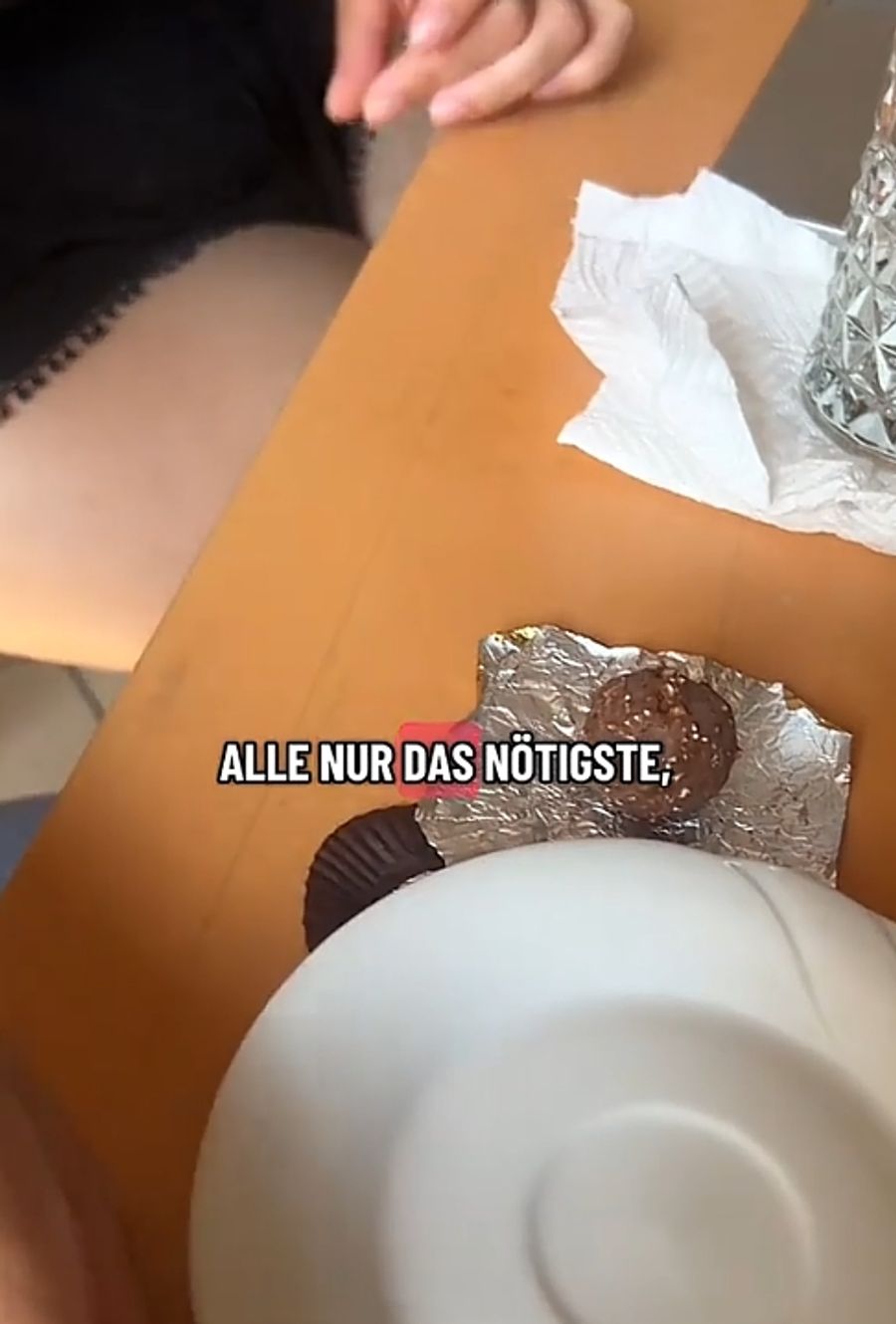 Es wird sich als Snack ein Ferrero Rocher «solidarisch» geteilt.