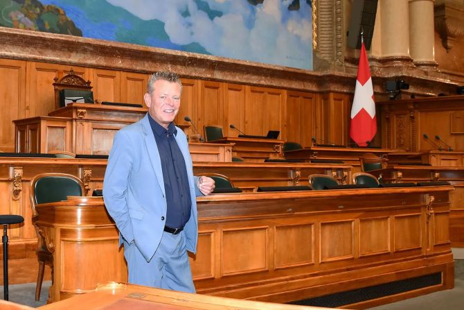 Nach der Podcast-Aufnahme führt STV-Präsident Reto Nause durchs Bundeshaus und zeigt hier den Nationalratssaal.