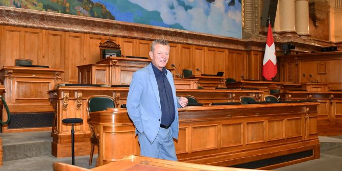 Nach der Podcast-Aufnahme führt STV-Präsident Reto Nause durchs Bundeshaus und zeigt hier den Nationalratssaal.