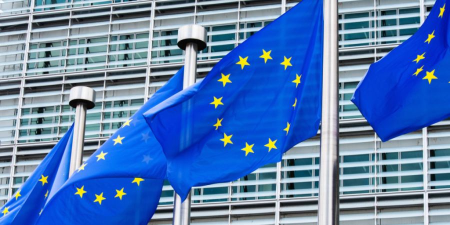 ARCHIV - Fahnen der Europäischen Union wehen vor dem Berlaymont-Gebäude in Brüssel, dem Sitz der EU-Kommission. Foto: Alicia Windzio/dpa/Archivbild