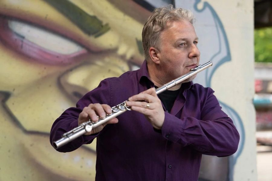 Adrian Studer mit «seinem» Instrument, der Querflöte. 2027 soll es mit seiner Band «Mr. Fluteloop» wieder auf Tour gehen.