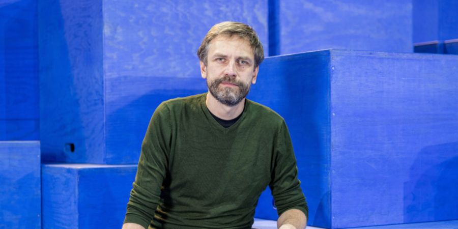 Theaterregisseur Tilmann Köhler auf der Bühne zu seinem Theaterstück «Ewige Sonne» nach zwei Romanen von C.F. Ramuz: Seinem Publikum will er keine fertigen Bilder vorsetzen, sondern ...