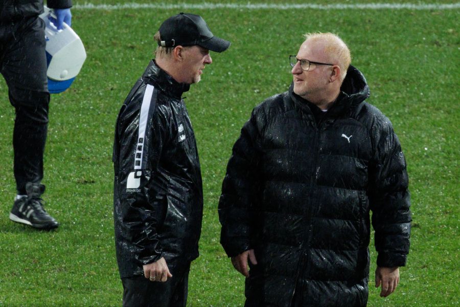 Nach dem Schlusspfiff tauschen sich die beiden Ex-FCB-Coaches auf dem Spielfeld aus.