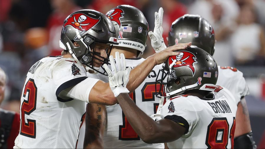 In den USA wurden die drei Football-Spieler Antonio Brown, Mike Edwards und John Franklin III gleichzeitig für 3 Spiele gesperrt.