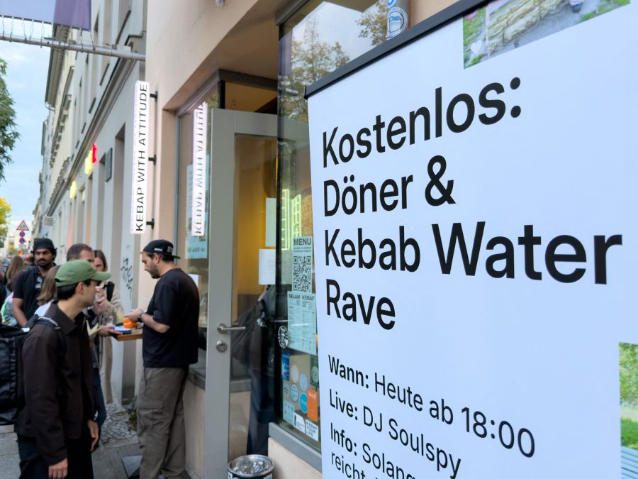 Der Laden «Kebab with Attitude» veranstaltete einen Rave, an dem es das Döner-Wasser zu probieren gab.
