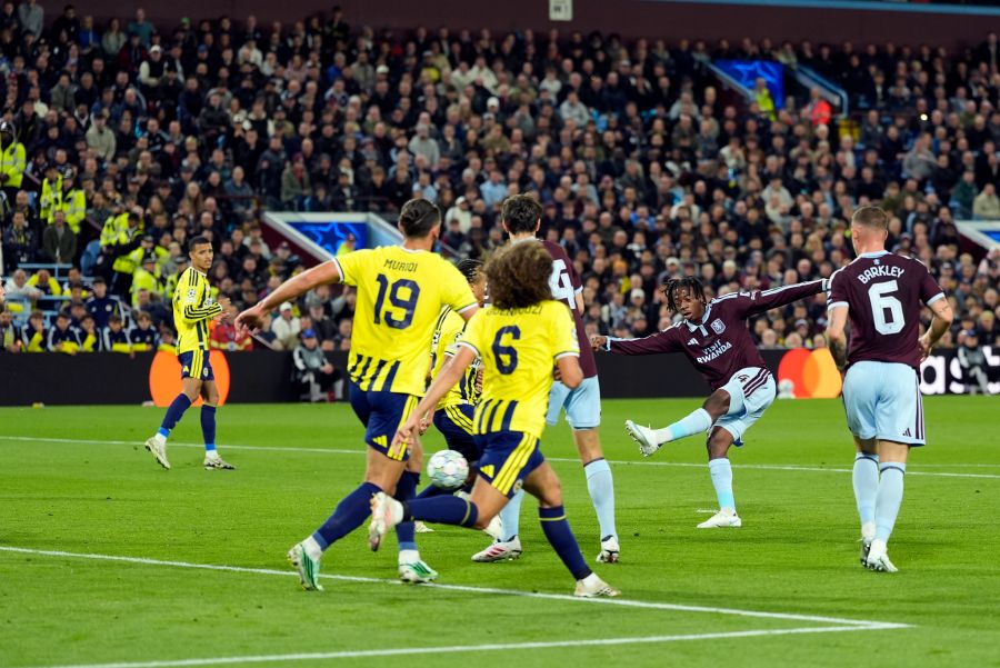 Sein Schuss wurde von einem Spieler von Fenerbahçe unhaltbar abgefälscht.