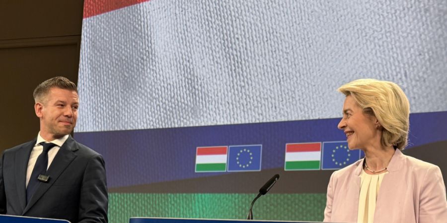 ARCHIV - Ursula von der Leyen, EU-Kommissionspräsidentin (r), und Péter Magyar, Ministerpräsident von Ungarn (l), nehmen an einem Presse-Statement nach einem Treffen in Brüssel teil...