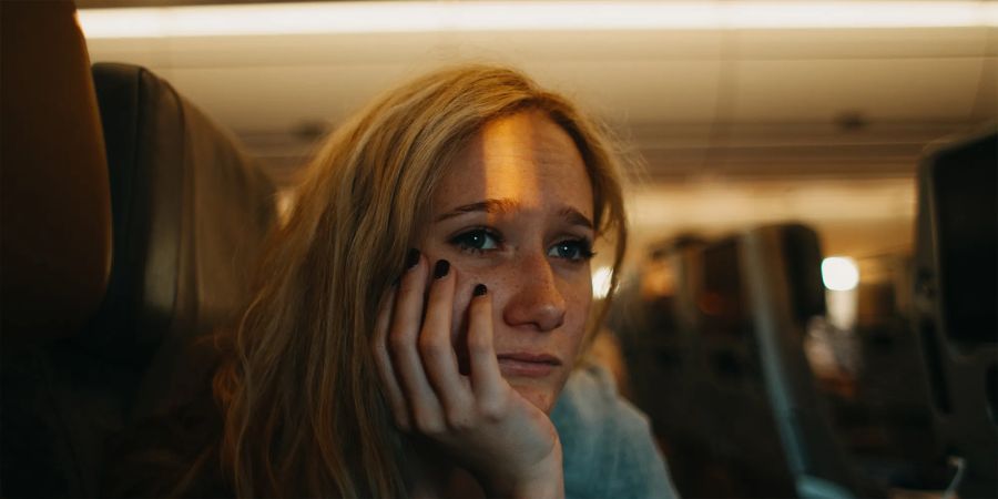 Noch ist unklar, ob der Platz neben ihr frei bleibt – für viele Passagiere eine kleine Zitterpartie vor dem Abflug. Bild: Adobe Stock