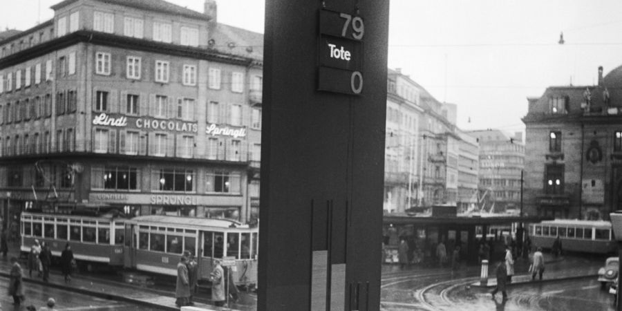 Die Zürcher Innenstadt war für den Auto-Boom nach dem zweiten Weltkrieg nicht gerüstet. Die Unfallzahlen stiegen in den frühen 1950er-Jahren dramatisch. Ein «Unfallbarometer» zeigte...