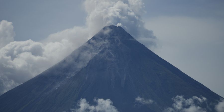 ARCHIV - Der Vulkan Mayon. Foto: Aaron Favila/AP/Archivbild