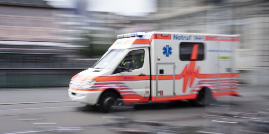 Der Rettungsdienst 144 brachte den Verletzten ins Spital. (Symbolbild)