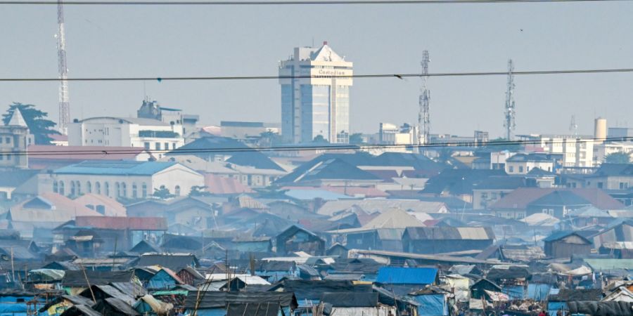 ARCHIV - Die Slums von Makoko an der Lagune von Lagos am Atlantik. In den überwiegend Pfahlbauten in der Mainland Local Government Area leben zehntausende Menschen, überwiegend Zuwand...