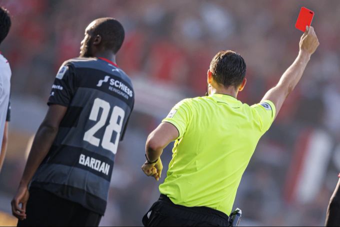 Stürmer Baroan muss bei seinem ersten Startelfeinsatz in der Schweiz eine harte rote Karte hinnehmen. Baroan