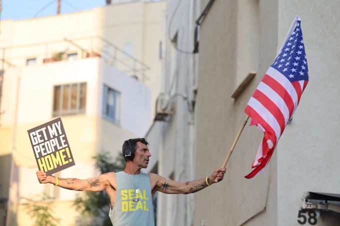 Ein Demonstrant fordert vor dem Hotel in Tel Aviv, in dem sich Blinken und Netanjahu trafen, einen Geiseldeal. Tel Aviv Geiseldeal