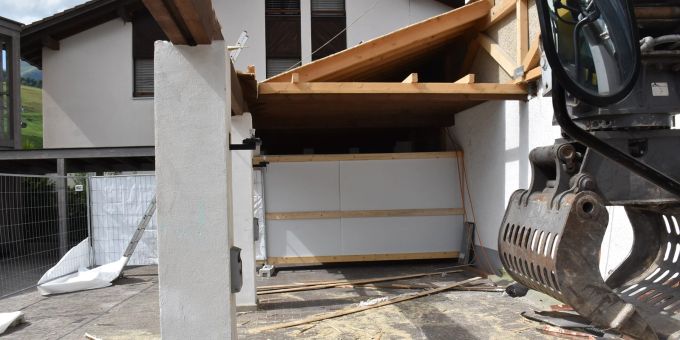 Savognin GR: Mann stürzt von Dach. Savognin GR