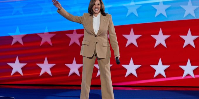 Die US-Vizepräsidentin Kamala Harris ziert erneut das Cover der «Vogue». (Archivbild) Harris will als Präsidentin die spaltenden Kämpfe im Land hinter sich lasen. (Archivbild)