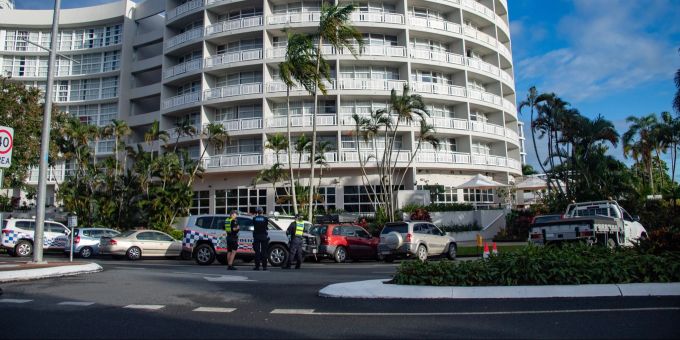 In Cairns ist ein Helikopter in ein Hotel gecrasht. Hubschrauberabsturz in Cairns in Australien