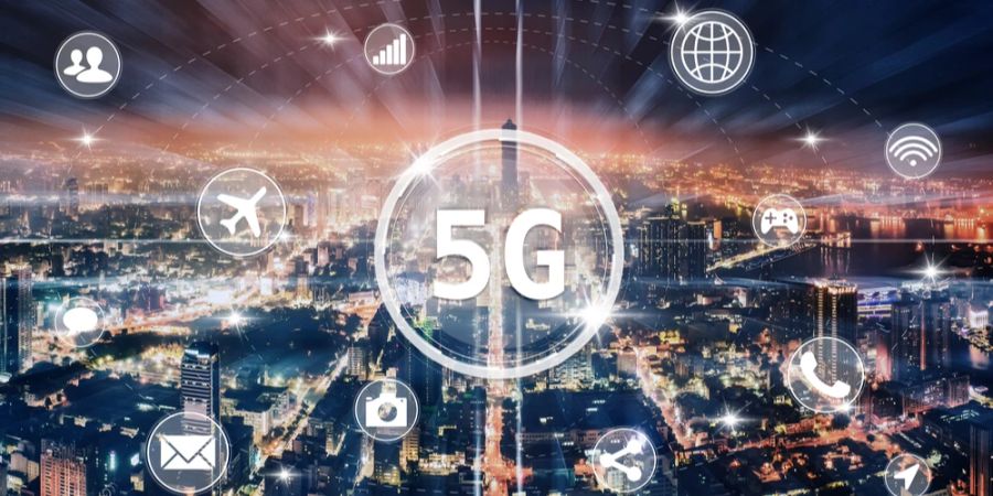 5G Symbole nachtdunkle Stadt