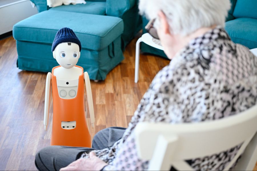 Gewisse Tätigkeiten, vor allem in der Pflege, will er deshalb für Menschen reservieren.