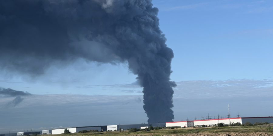 ARCHIV - Brand nach ukrainischem Drohnenangriff im Leningrader Gebiet ausgebrochen. Foto: --/dpa