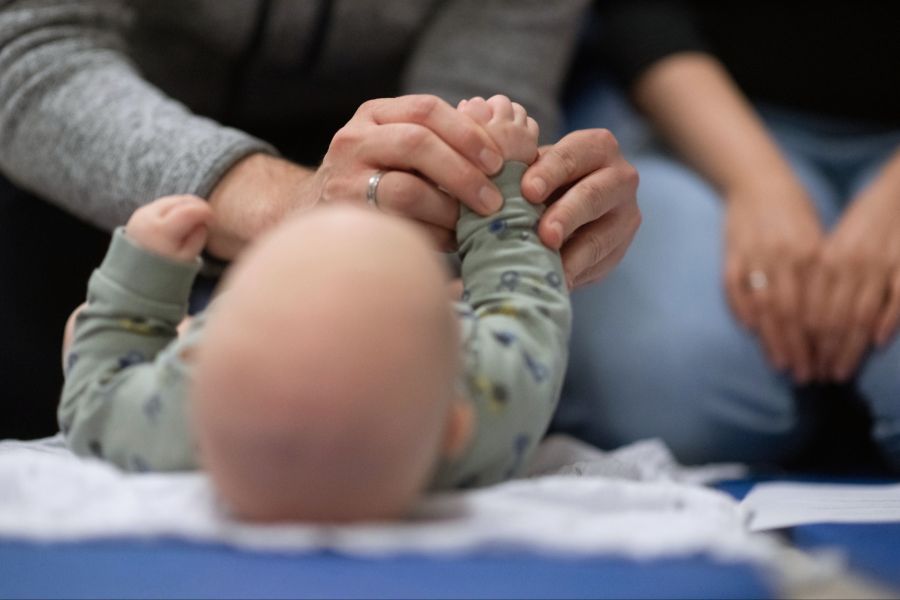Dabei zeigt eine neue repräsentative Umfrage des Lebensversicherers Swiss Life: Eigentlich wünscht sich fast die Hälfte (46 Prozent) der 18- bis 45-jährigen Kinderlosen in der Schweiz ein Kind.