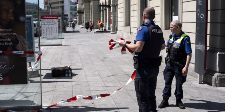 Ein 31-jähriger Mann attackierte am Hauptbahnhof Winterthur mehrere Passanten mit einem Messer. Die Polizei konnte ihn verhaften.