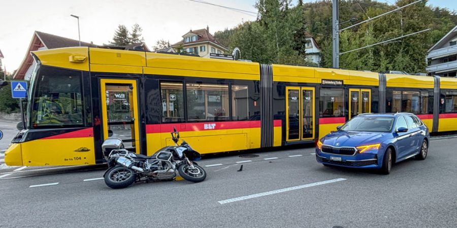Beim am Montagabend passierten Verkehrsunfall in Oberdorf BL waren drei Fahrzeuge involviert.