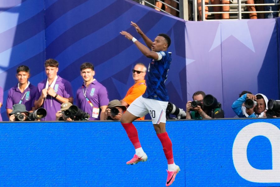 Mbappé steht nun bei 18 WM-Toren in seiner Karriere. In der ewigen Bestenliste liegt er damit nur noch einen Treffer hinter Rekordhalter Lionel Messi.