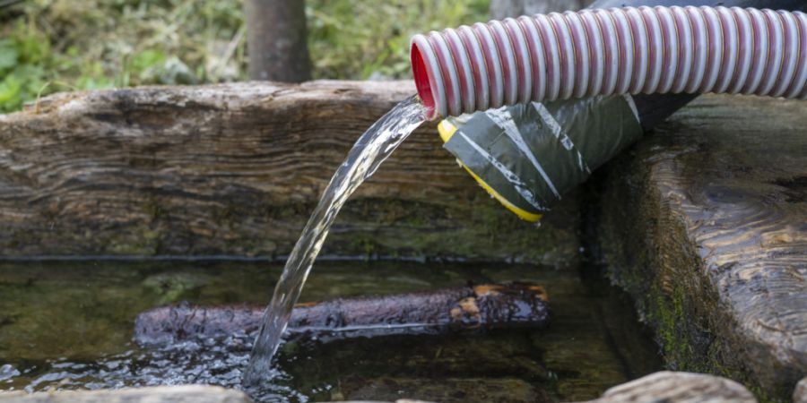 Die Dürre macht sich auch in Graubünden bemerkbar. In rund zwanzig Gemeinden wurden Massnahmen ergriffen, die vom Abschalten der Brunnen bis hin zu Aufforderungen zum sparsamen Umgang...