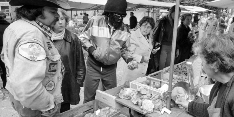 Auf dem Markt auf dem Helvetiaplatz in Zürich zog «Reggae-König» Bob Marley am 30. Mai 1980 die Blicke der Besucherinnen auf sich. (Archivbild)