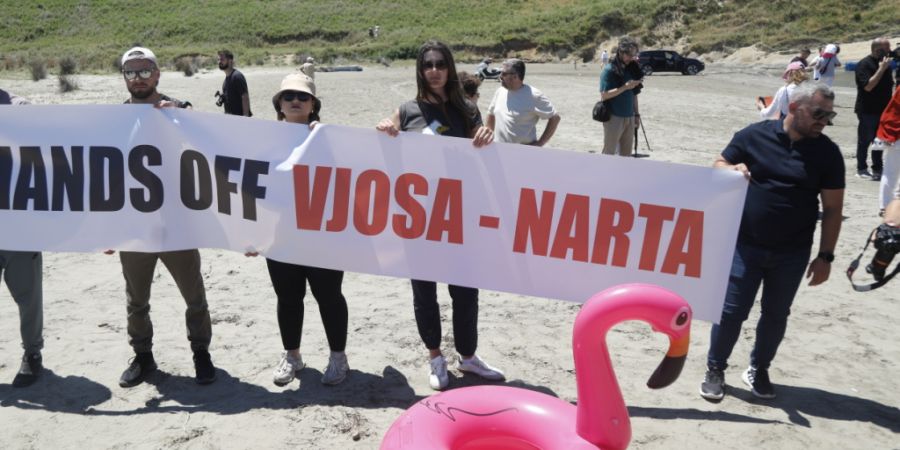 In einem Naturschutzgebiet an der albanischen Küste haben am Samstag erneut
hunderte Menschen gegen Pläne für ein Luxus-Ferienresort protestiert.