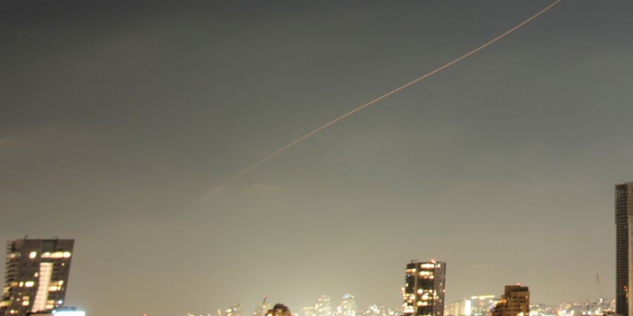 Ein Flugkörper fliegt während eines iranischen Raketenangriffs durch den Himmel über Zentralisrael. Foto: Ohad Zwigenberg/AP/dpa