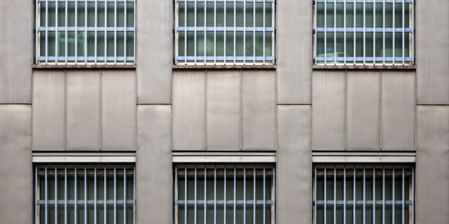 Vergitterte Fenster an der JVA Duisburg-Hamborn. Foto: Christoph Reichwein/dpa