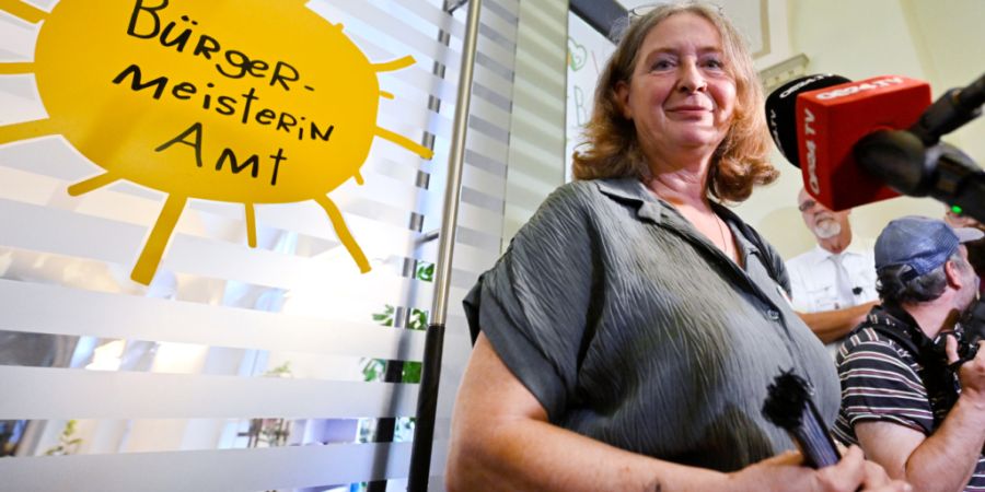 Bürgermeisterin Elke Kahr (KPÖ) nimmt an der Bekanntgabe des vorläufigen Wahlergebnisses im Rahmen der Gemeinderatswahl in Graz teil. Foto: Hans Klaus Techt/APA/dpa