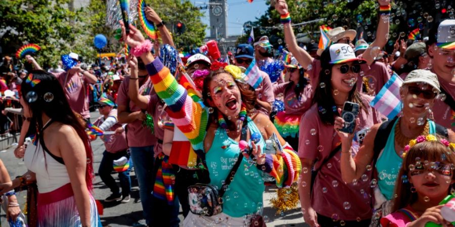 Während der 56. jährlichen SF-Pride-Parade in San Francisco zieht ein Umzug die Market Street entlang. Foto: Brontë Wittpenn/San Francisco Chronicle/AP/dpa