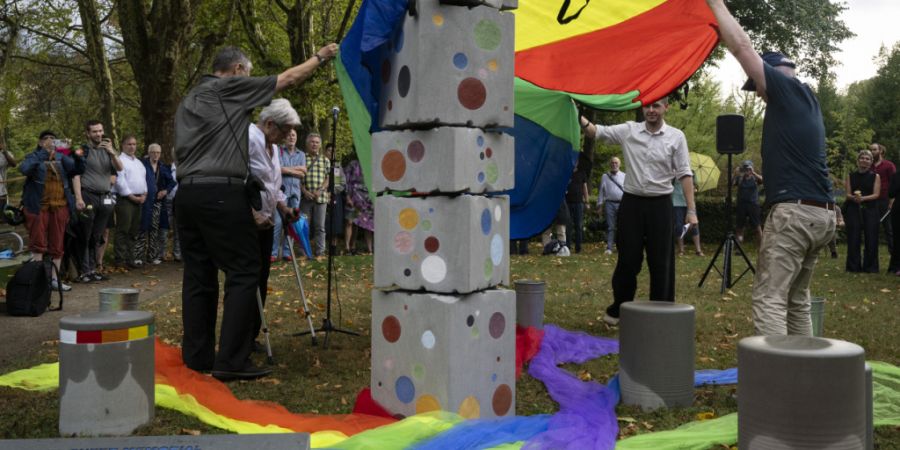 Das neue Denkmal auf dem Friedhof Sihlfeld soll an Menschen erinnern, die durch queerfeindliche Gewalt oder Ausgrenzung ihr Leben verloren haben. Gleichzeitig würdigt der Stein den Mut...