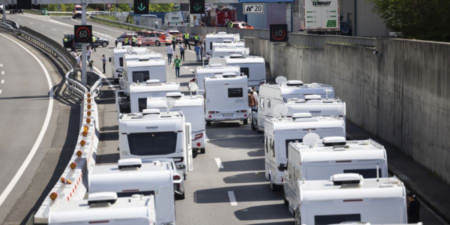 Im April 2025 blockierte die Walliser Polizei eine Gruppe von Fahrenden aus Frankreich mit rund 50 Wohnwagen auf der Autobahn A9. (Archivbild)