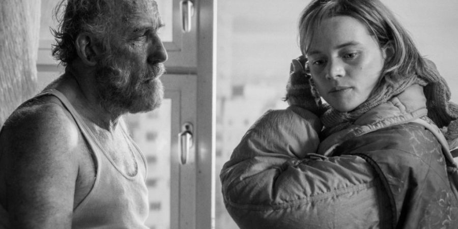 In Nicolas Steiners Film sind Karl Markovics als Hugo Drowak und Luna Wedler als Lena zu sehen - meist in Schwarz-Weiss. Die Bildsprache soll, so der Regisseur, einen Zugang zum Inneren...
