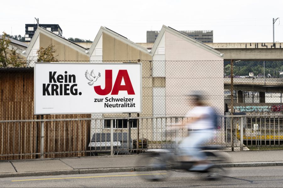 Die Plakate mit dem Slogan «Kein Krieg» und «Ja zur Schweizer Neutralität» und der Friedenstaube sind allgegenwärtig.