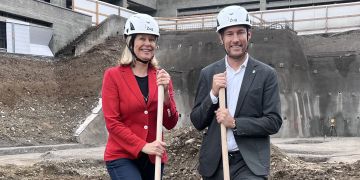 Stadträtin Eliane Birchmeier und Stadtrat Etienne Schumpf anlässlich des Spatenstichs zur Erweiterung der Schulanlage Loreto.