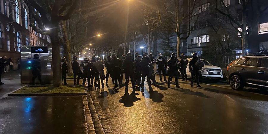 Die Polizei kesselte die Demonstrierenden in der Bernouillistrasse ein. (Archivbild)