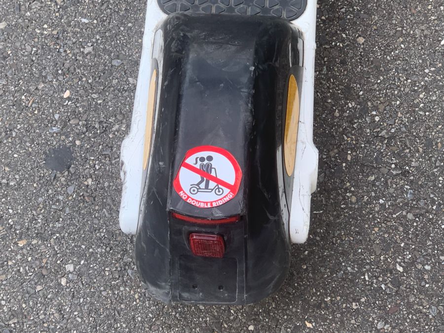 «No double riding!»: Der E-Trotti-Vermieter versieht die Fahrzeuge mit Warnstickern.