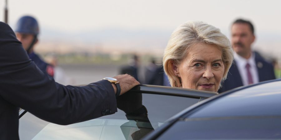 ARCHIV - Ursula von der Leyen, Präsidentin der Europäischen Kommission, bei ihrer Ankunft am Flughafen im Vorfeld des Nato-Gipfels in der türkischen Hauptstadt. Foto: Metin Aktas/Ana...