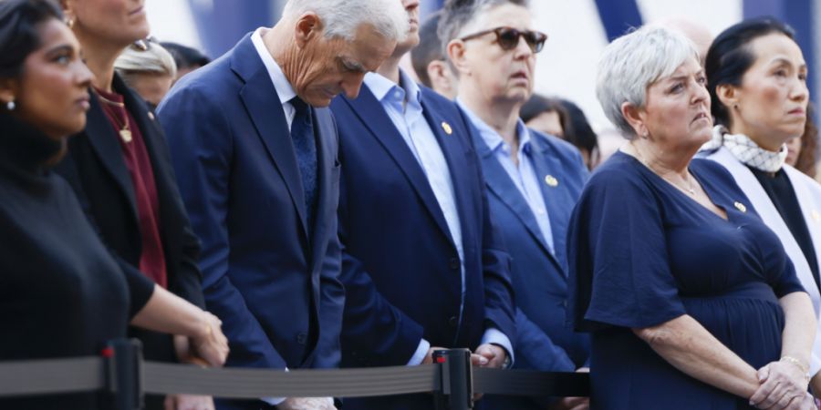 Norwegens Ministerpräsident Jonas Gahr Støre nimmt an der Gedenkveranstaltung zum 15. Jahrestag der Terroranschläge von Utøya und Oslo durch den Massenmörder Breivik am Denkmal vor...