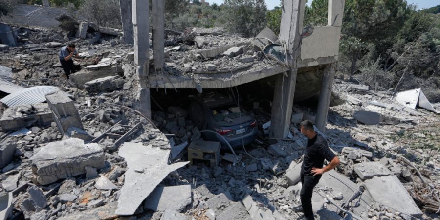 Menschen untersuchen die Trümmer eines zerstörten Hauses im Südlibanon. Foto: Mohammed Zaatari/AP/dpa/Archivbild