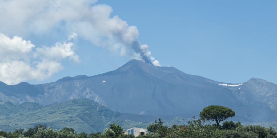 Blick auf eine Aschewolke des Vulkans Ätna. Wegen des starken Ascheausstoßes des Ätna auf der italienischen Mittelmeerinsel Sizilien ist der Flugverkehr am Flughafen Catania derzeit ...